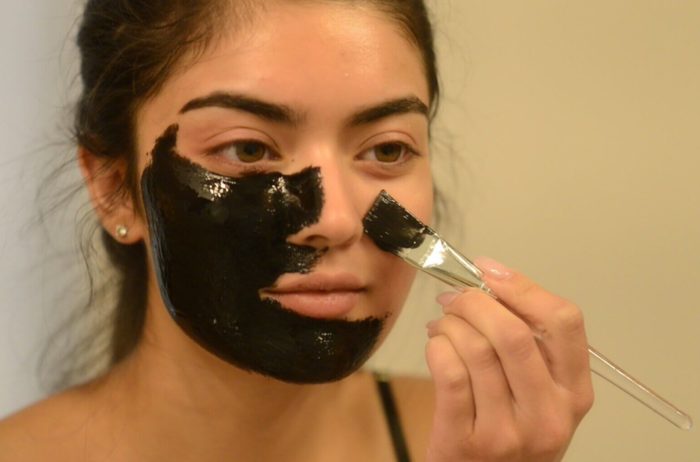 маска с углем и желатином для лица